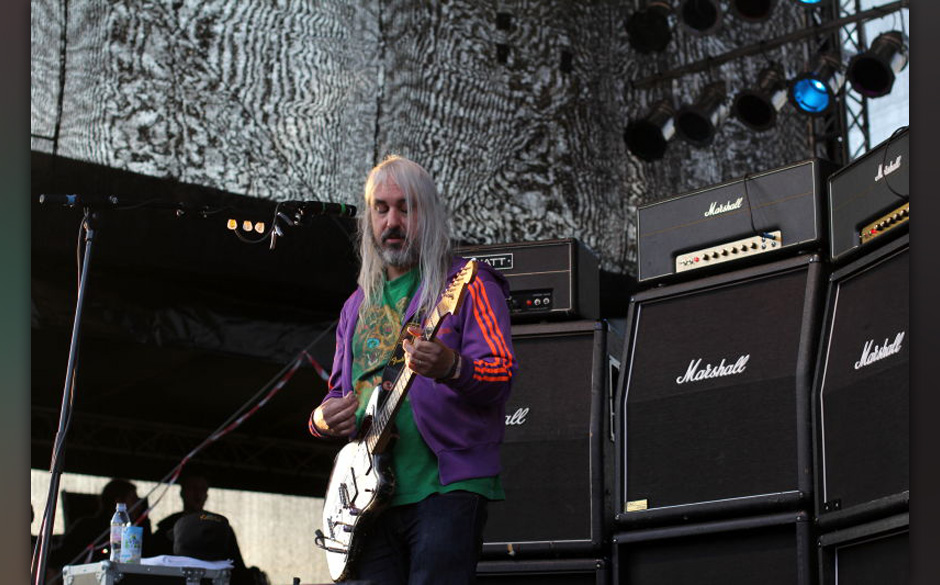 Hinter J Mascis eine Marshall-Verstärker-Wand.