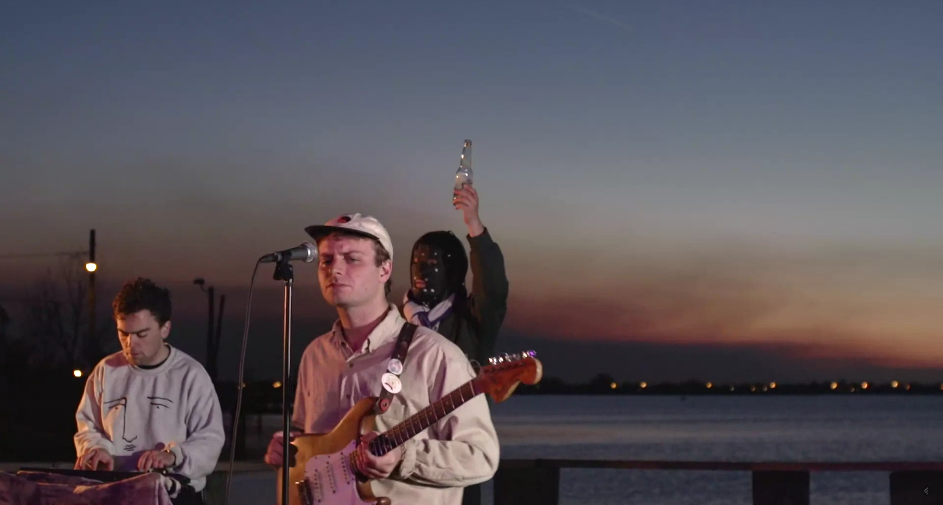 Mac DeMarco covert Prince im Sonnenuntergang.