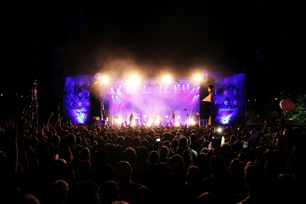 Die Menge vor der Mainstage während des AnnenMayKantereit-Konzerts