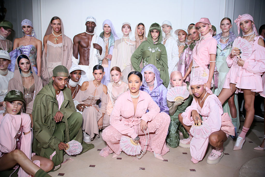 Rihanna umringt von ihren Models bei der Präsentation der Spring/Summer-Kollektion von Fenty x Puma