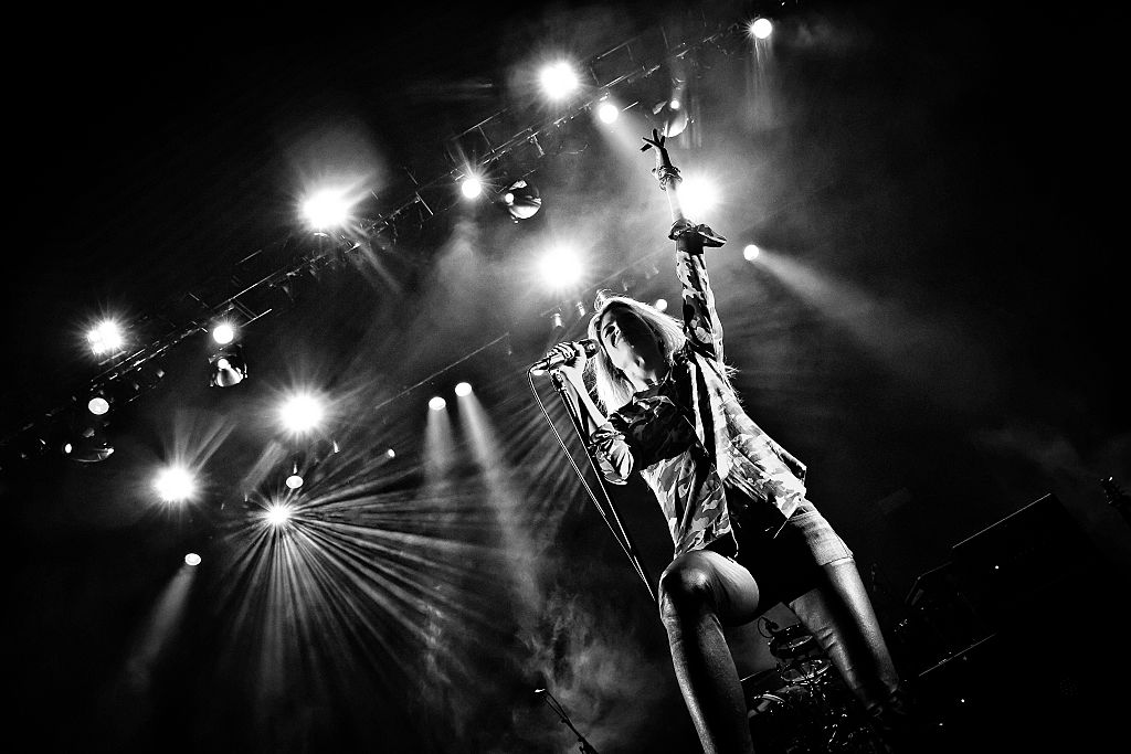 BERLIN, GERMANY - OCTOBER 22: (EDITORS NOTE: Image has been converted to black and white.) Singer Alison Mosshart of the British-American band The Kills performs live during a concert at the Tempodrom on October 22, 2016 in Berlin, Germany. (Photo by Frank Hoensch/Redferns)