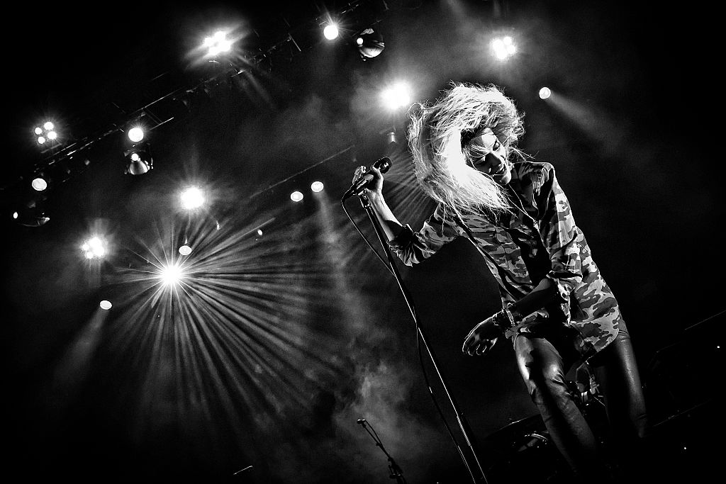 BERLIN, GERMANY - OCTOBER 22: (EDITORS NOTE: Image has been converted to black and white.) Singer Alison Mosshart of the British-American band The Kills performs live during a concert at the Tempodrom on October 22, 2016 in Berlin, Germany. (Photo by Frank Hoensch/Redferns)