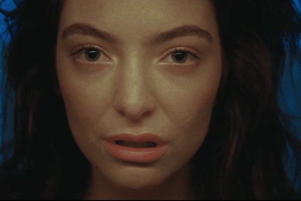 Video-Still aus Lordes neuem Clip zu „Green Light“