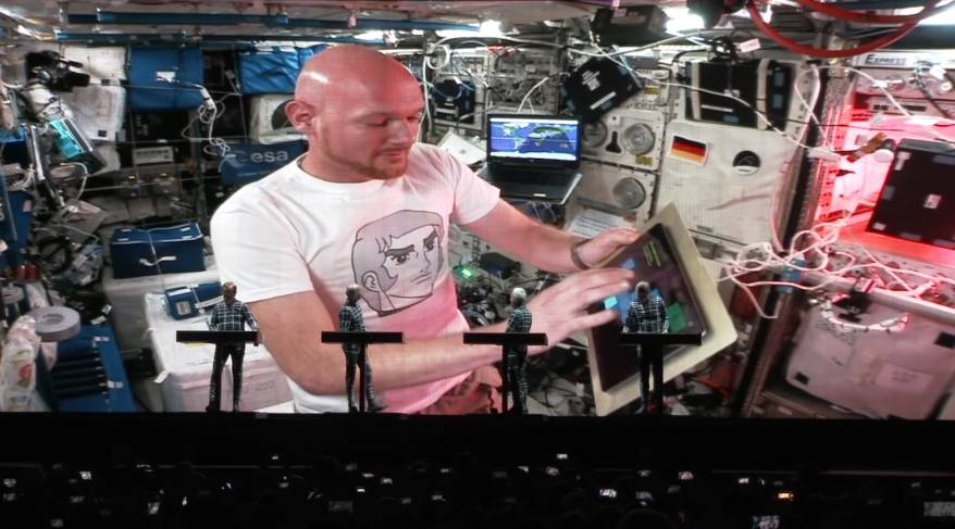 Kraftwerks Ehrenmitglied für 12 Minuten: ISS-Astronaut Alexander Gerst spielte live mit Kraftwerk „Spacelab“, während er im Weltall schwebte