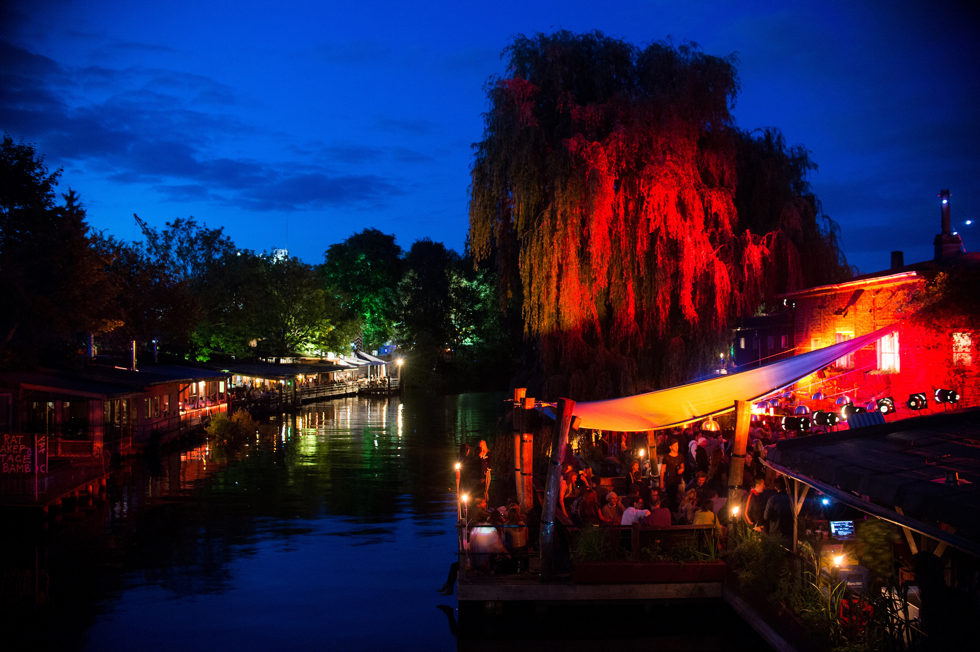 Hier könnte keine Schallschutzmauer helfen, zum Glück gibt es keine unmittelbaren Anwohner: „Club der Visionäre“ am Berliner Landwehrkanal, 2013