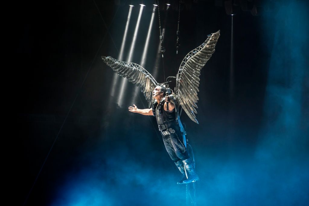Sänger Till Lindemann betritt die Bühne 2016 in Schweden als Engel