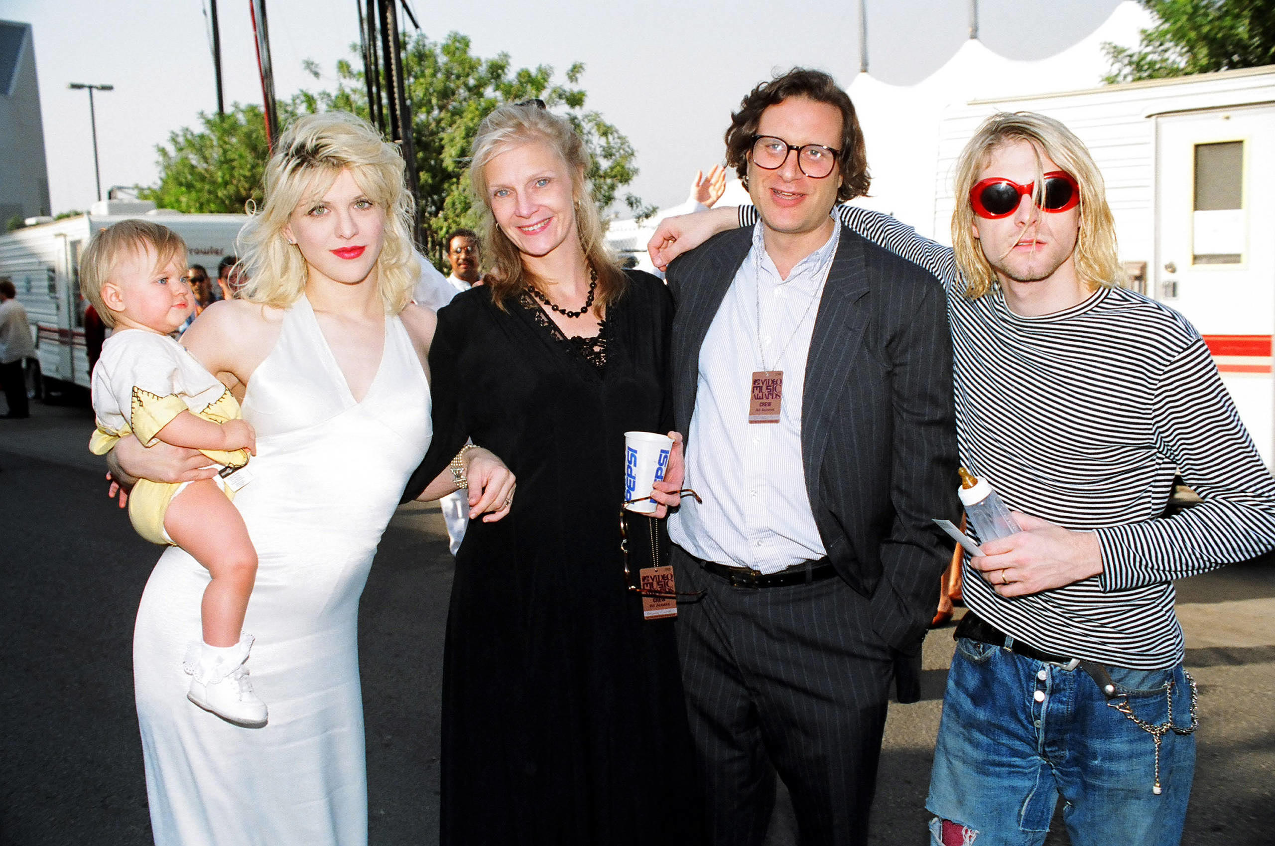 Kurt Cobain mit Manager Danny Goldberg, dessen Frau, Courtney Love und Tochter Frances Bean (v.r.) bei den MTV Video Music Awards 1993