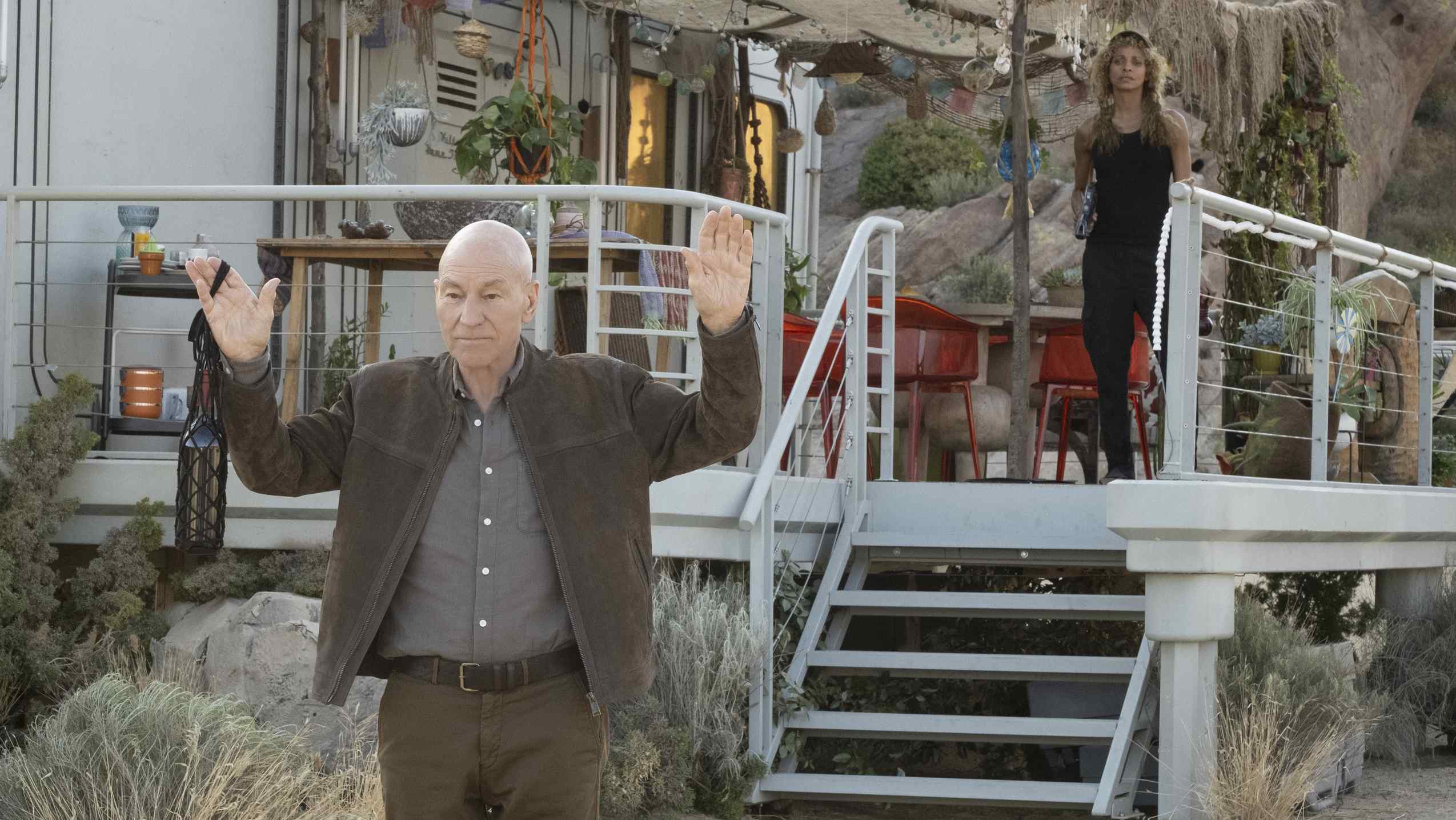 Patrick Stewart als Picard und Michelle Hurd als Raffi in "Star Trek: Picard"