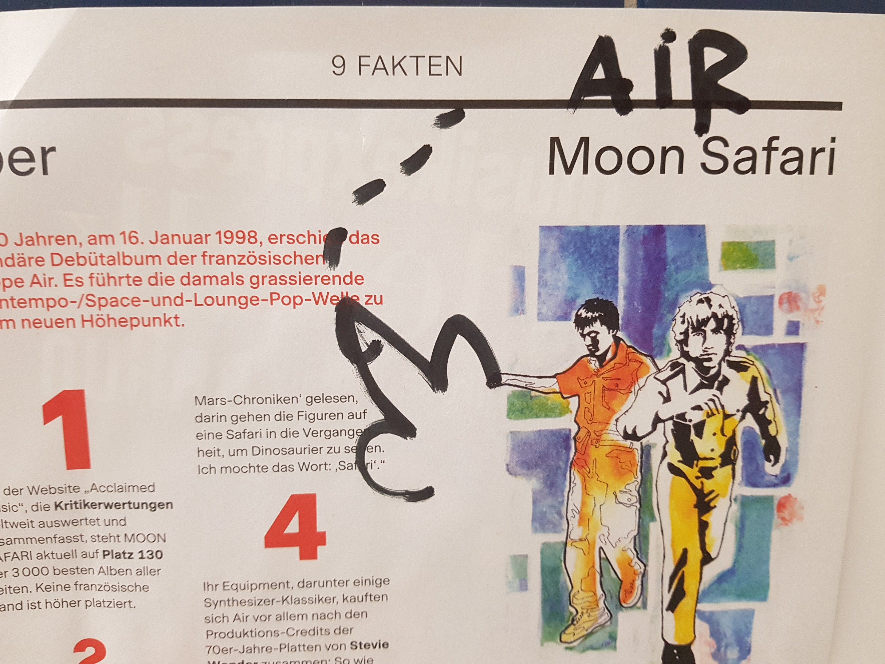 Foto einer Seite aus dem gedruckten Musikexpress, auf der es über Airs Platte „Moon Safari“ geht. Linus Volkmann hat einen Pimmel darauf gemalt.