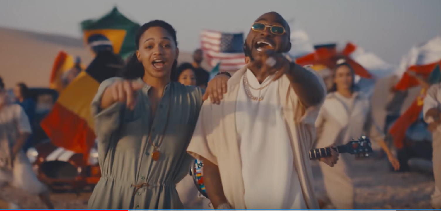 Der in Katar geborene Musiker Aisha und der nigeranische Sänger Davido im Video zu „Hayya Hayya“, dem offiziellen Song zur WM 2022.
