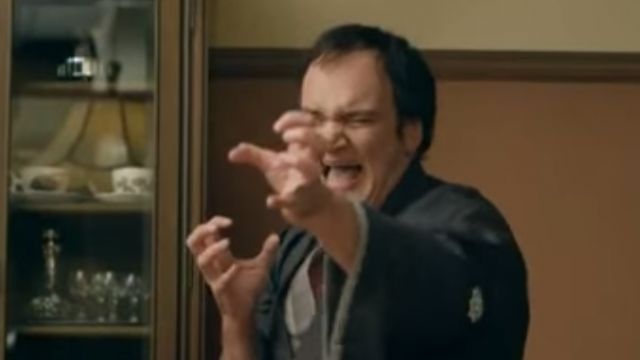 Quentin Tarantino macht ein paar Kung-Fu-Übungen