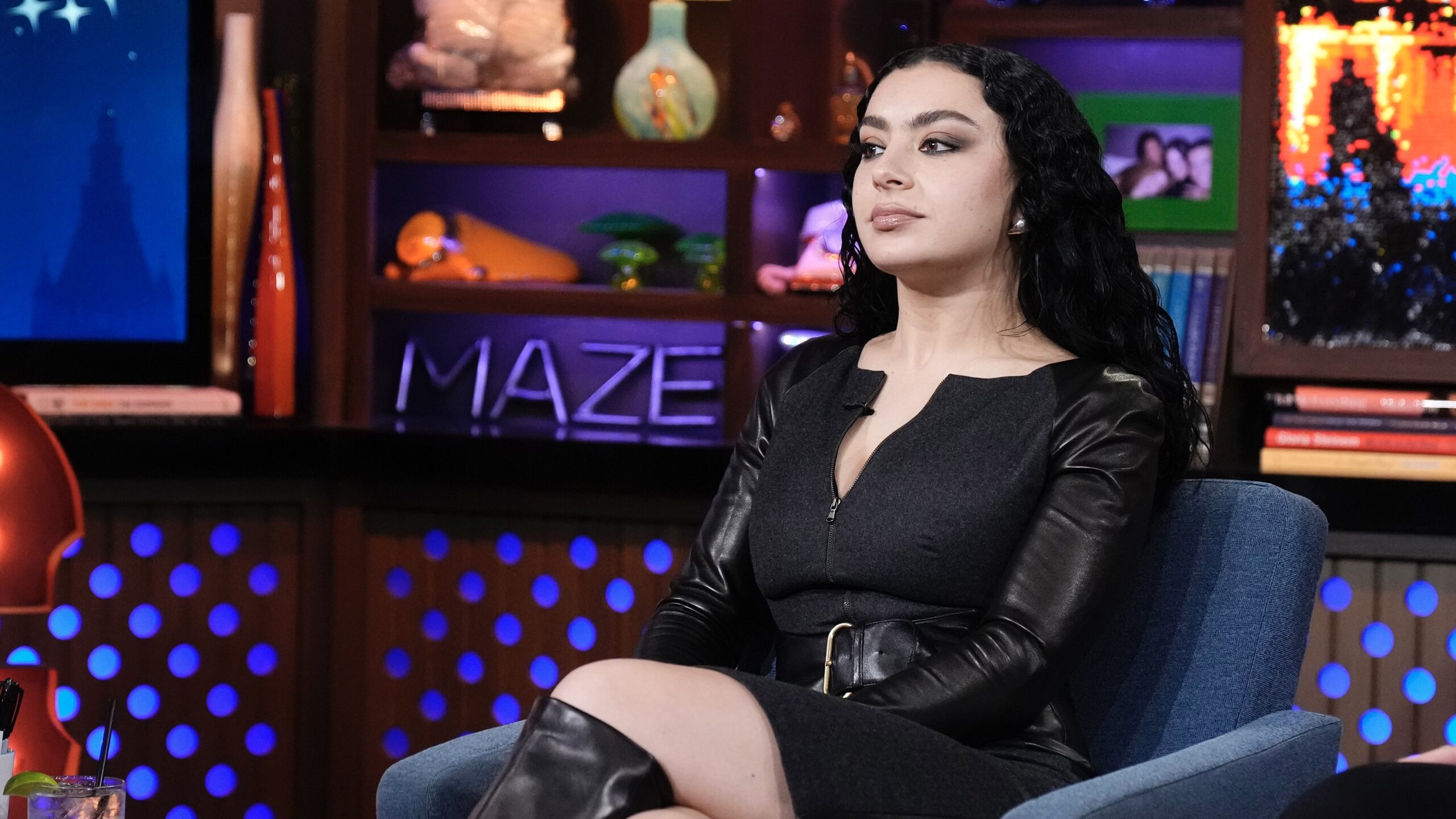 Charli XCX bei „Watch What Happens Live With Andy Cohen“