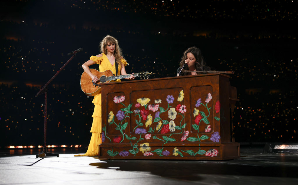 Taylor Swift und Gracie Abrams bei einer gemeinsamen Performance bei der „Eras“-Tour