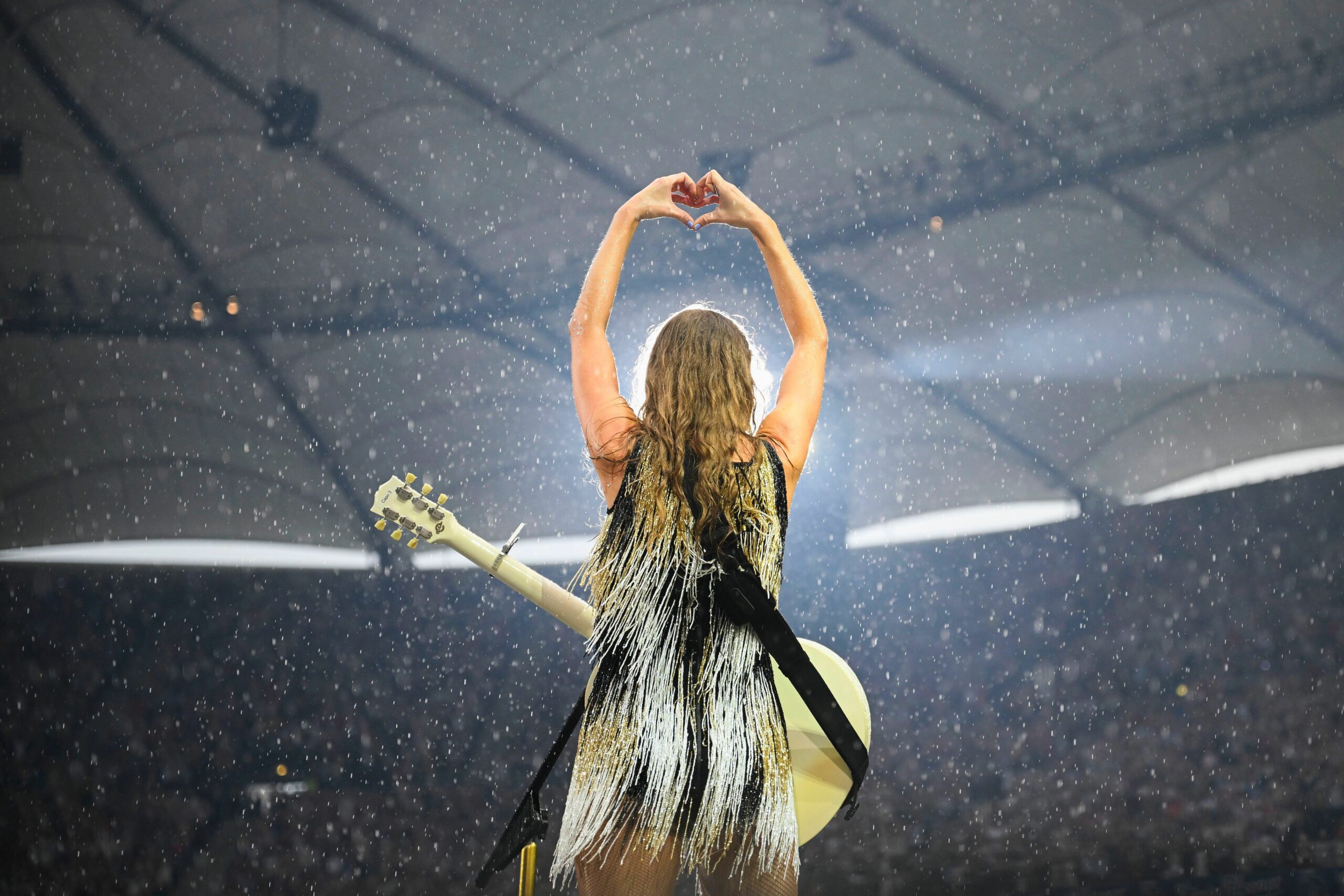 Taylor Swift auf der Bühne während ihrer Eras Tour in Hamburg