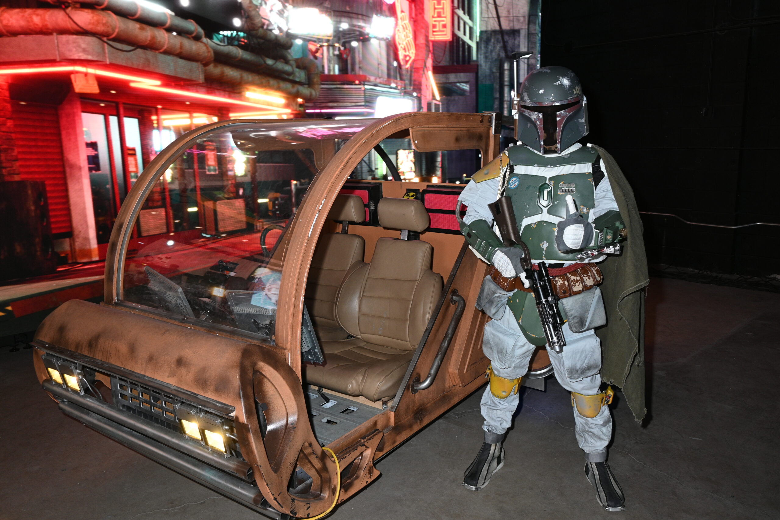 Boba-Fett-Cosplayer besucht den Geburtstag von Stephen Kramer Glickman