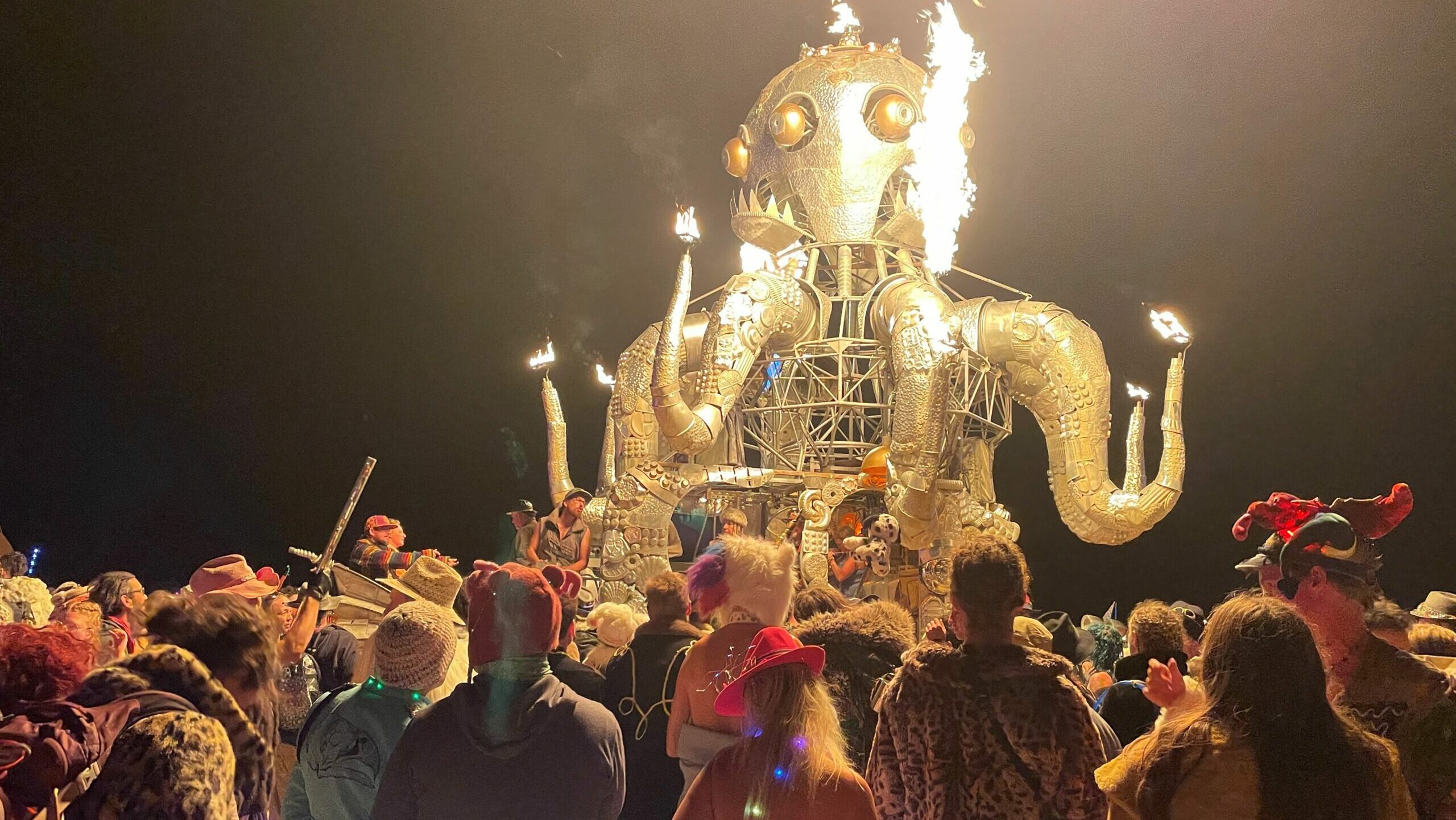 Besucher:innen tanzen während des jährlichen Burning Man Festivals am frühen Morgen des 5. September 2023