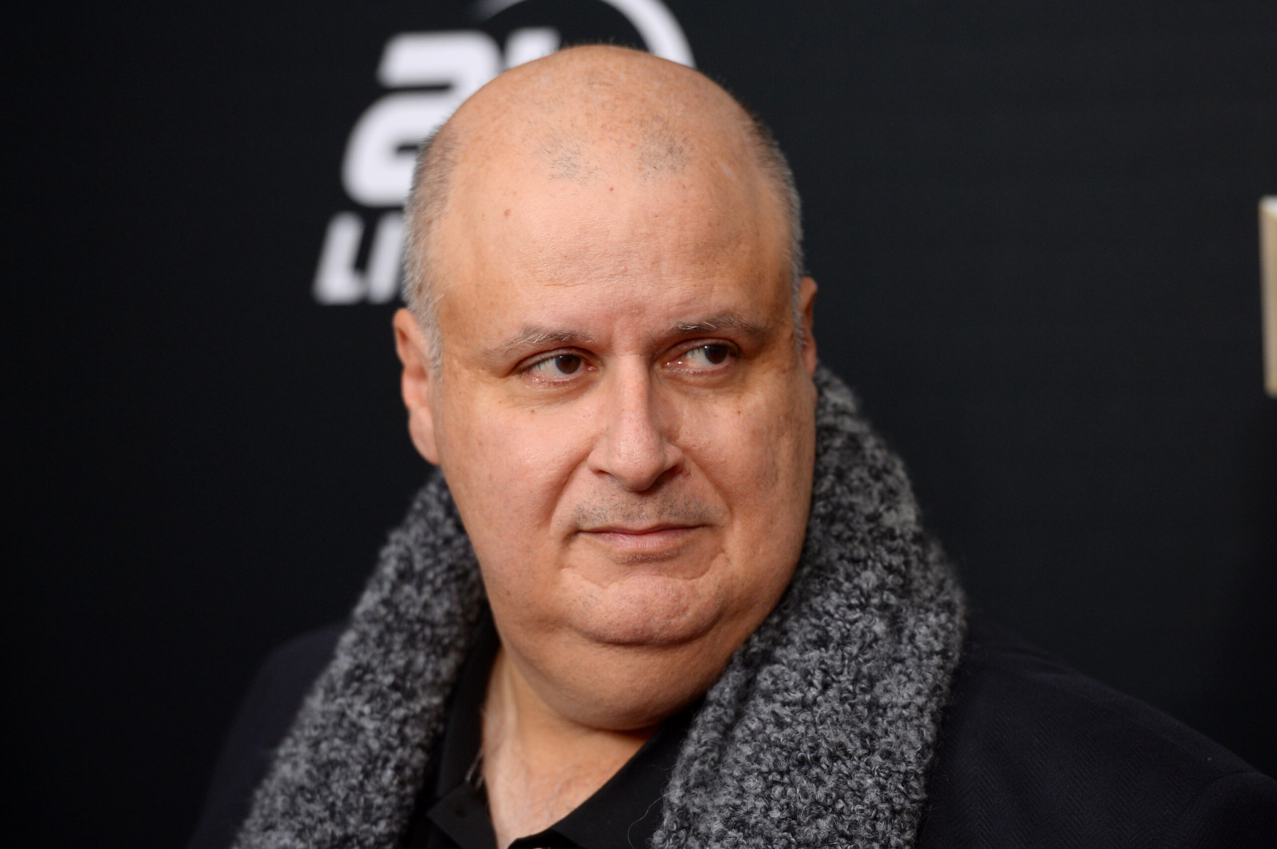 Der Regisseur Alex Proyas 2016 in New York auf dem roten Teppich