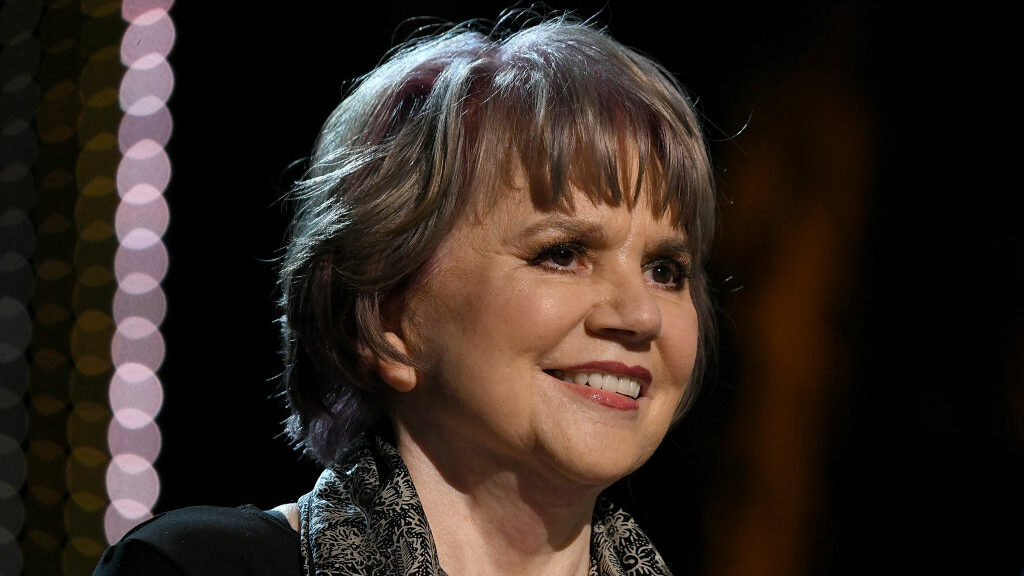 Linda Ronstadt hält eine Laudatio auf Dolly Parton im Los Angeles Convention Center im Februar 2019