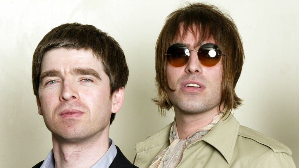 Noel und Liam Gallagher von Oasis bei einem Benefizkonzert des Teenage Cancer Trust in London (2003)