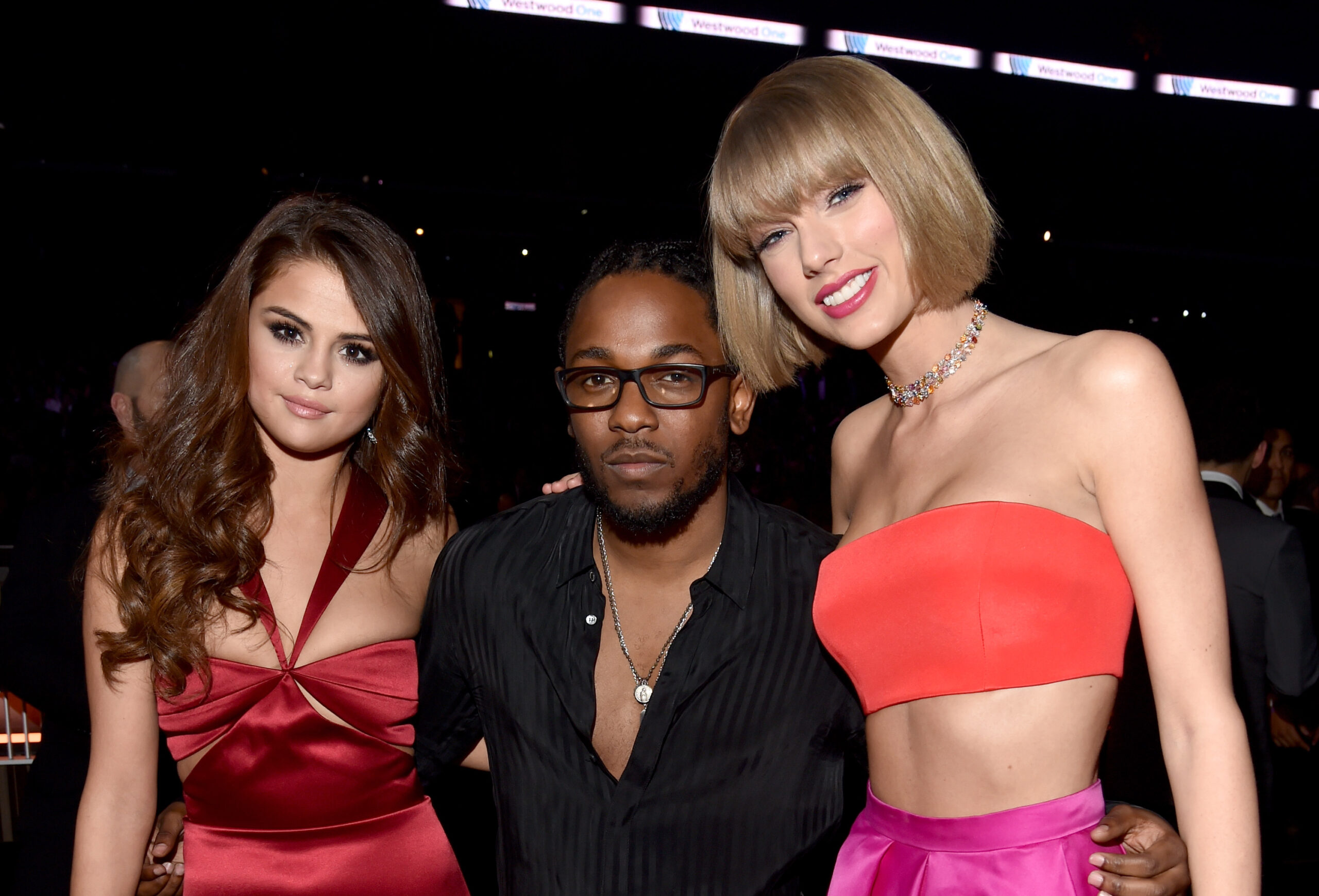 V.l.n.r.: Selena Gomez, Kendrick Lamar und Taylor Swift im Jahr 2016 bei den Grammy Awards in Los Angeles