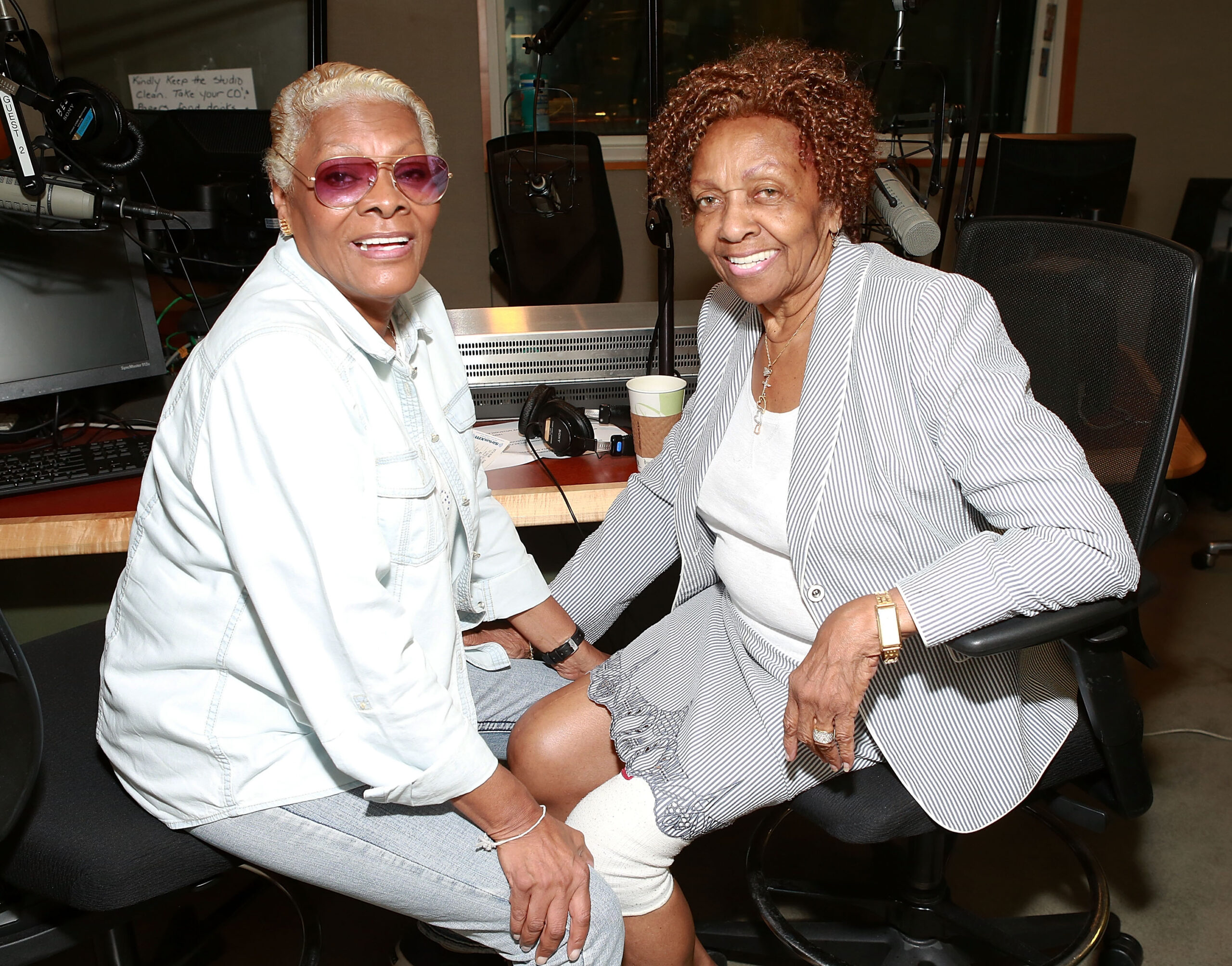 Dionne Warwick (l.) und Cissy Houston in den "SiriusXM"-Studios, New York, 6. August 2013