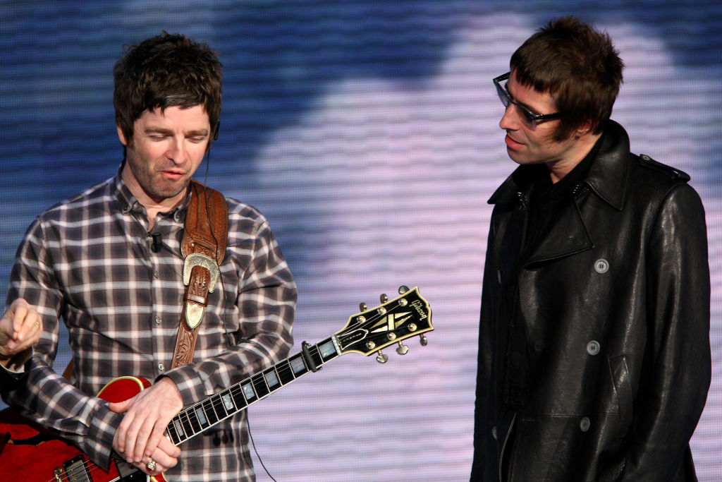 Noel Gallagher and Liam Gallagher im November 2008 bei einem Auftritt in Mailand, Italien