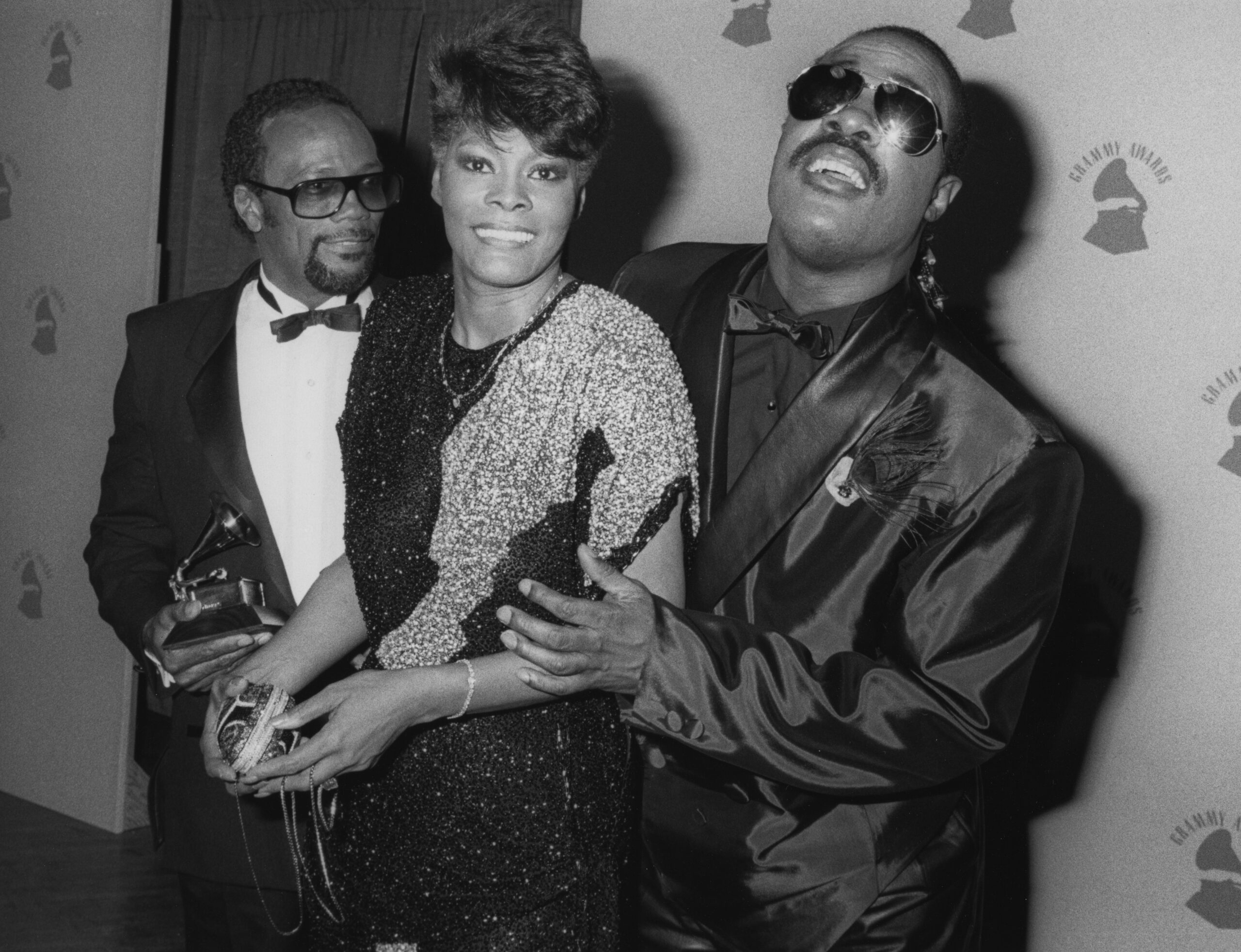 Quincy Jones mit Dionne Warwick und Stevie Wonder bei den Grammy Awards, 1986. Jones gewann den Preis als Beste Pop-Performance für 'We Are the World'.