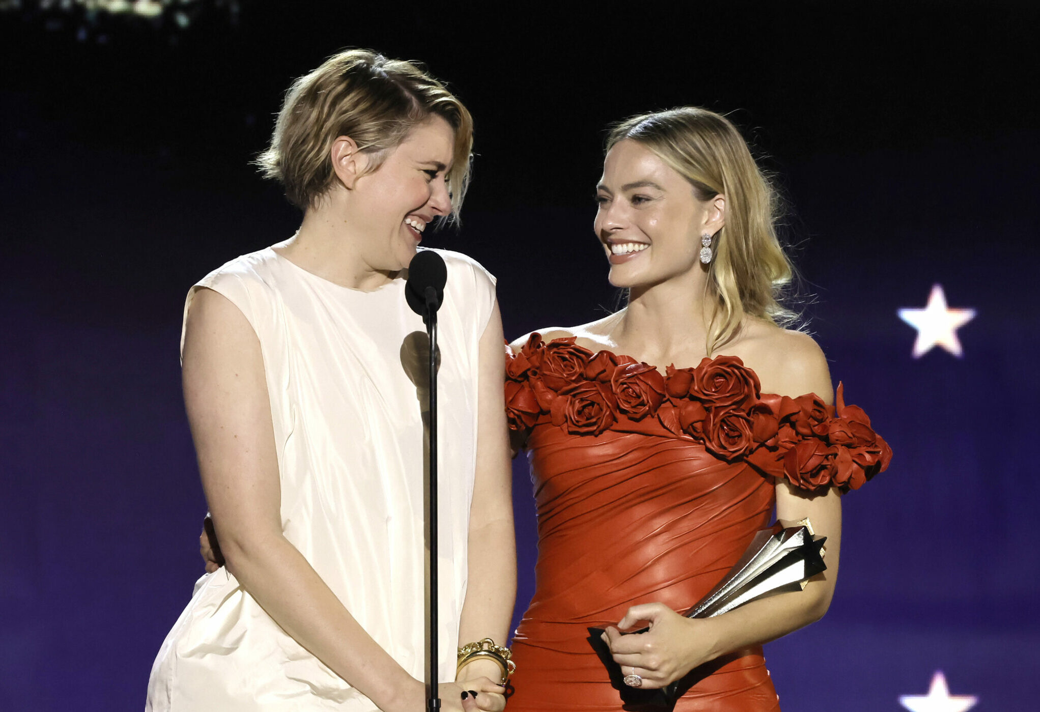 Regisseurin Greta Gerwig an der Seite von Schauspielerin Margot Robbie