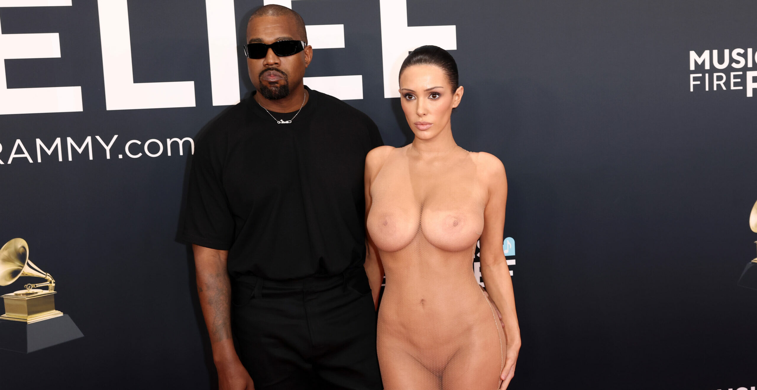 Kanye West und Bianca Censori im transparenten Outfit bei den Grammys